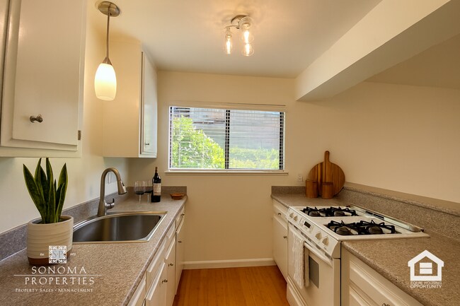 Foto del edificio - Ground Floor Condo on Sonoma's East Side