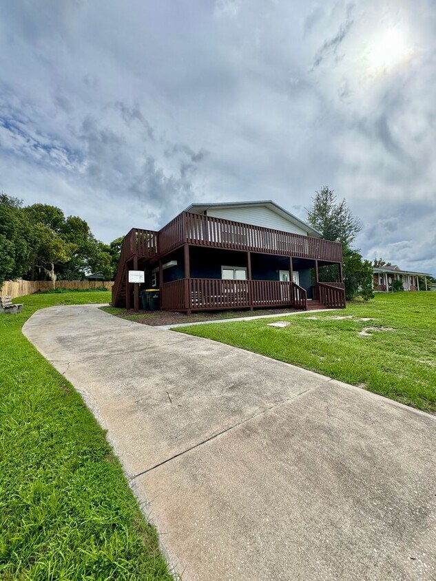 Foto principal - Beautifully Renovated 2-Bed/1-Bath Upstair...