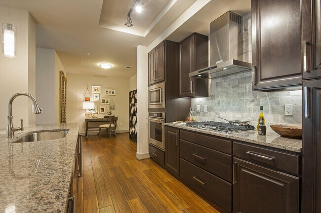 Building Photo - 10401 Town & Country Way