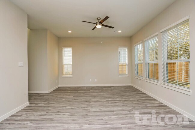 Foto del edificio - 9835 Willow Creek Commerce Dr