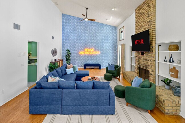 Building Photo - 9800 E Bay St