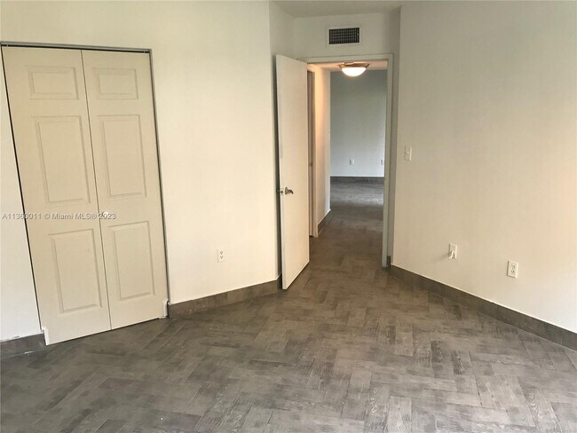 Foto del edificio - 9731 Fontainebleau Blvd
