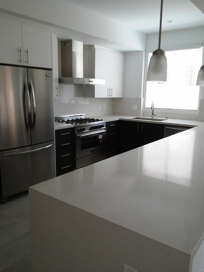 Cocina de cerca - 11931 Goshen Ave "Le Robaire"