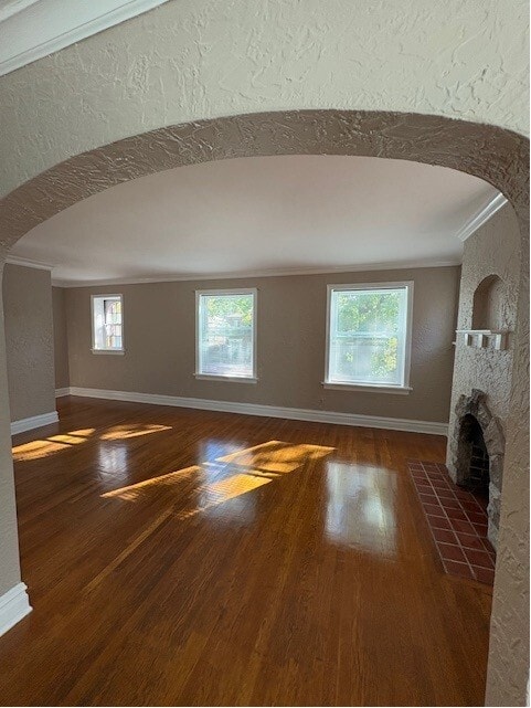 Amplio salón con mucha luz. - 7141 Tulane Ave