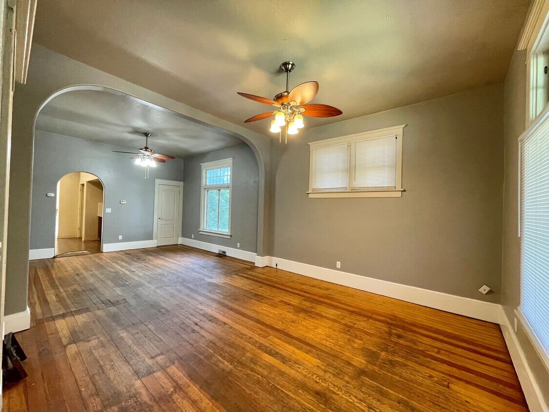 Foto principal - AVAILABLE NOW! Move-In Special! Half Off F...