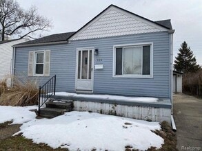 Building Photo - 920 E Mapledale Ave