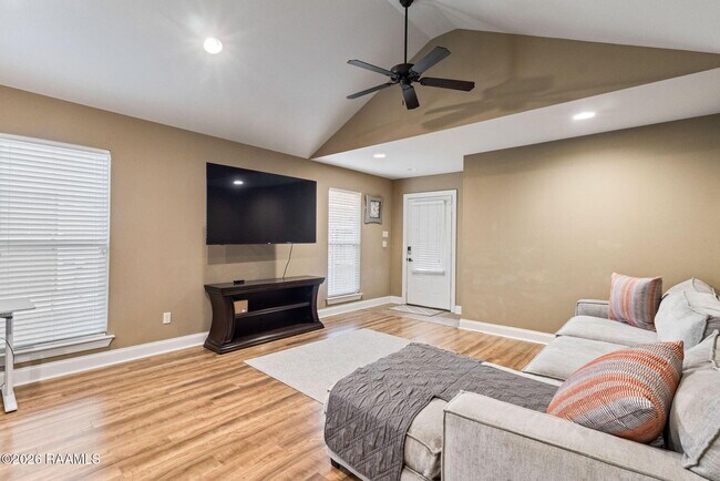 Building Photo - 122 Acacia Ln