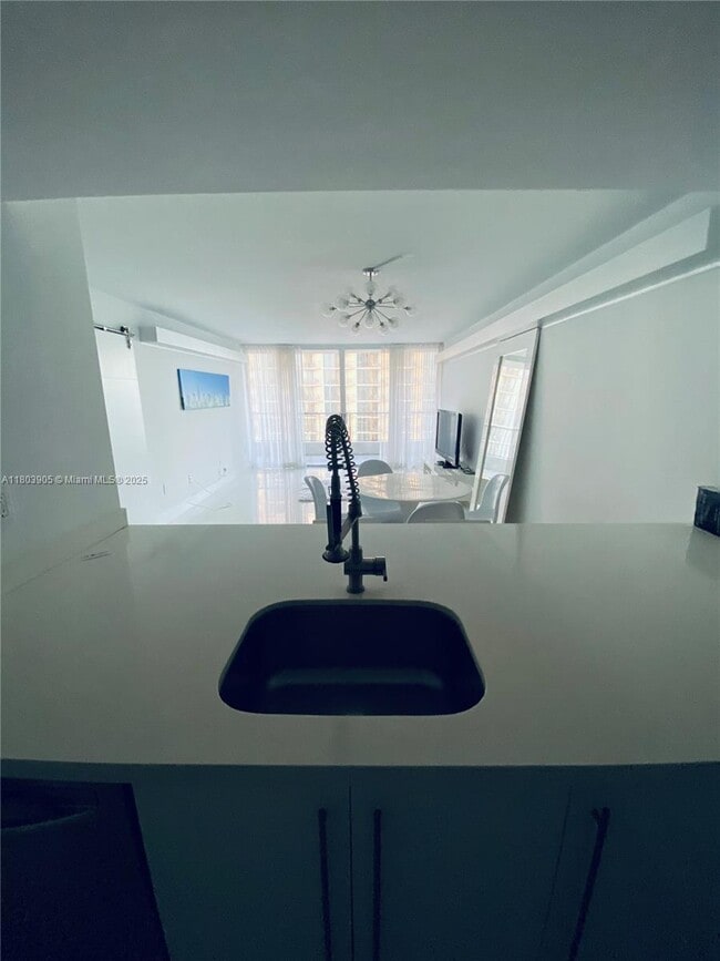 Foto del edificio - 555 NE 15th St