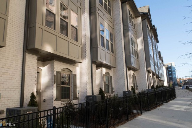 Building Photo - 633 Broadview Pl NE
