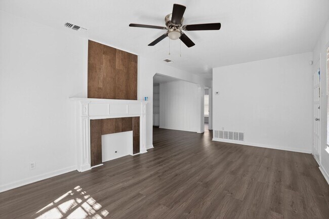 Building Photo - **50% Off First Month's Rent!**Newly Renovated 3 Bed / 2 Bath Home with Hardwood Floors & Spaciou...