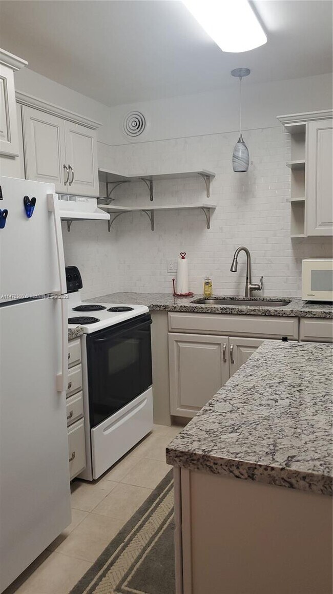 2400 Lake Osborne Dr Unit 204, Lake Worth Beach, FL 33461 Condo for