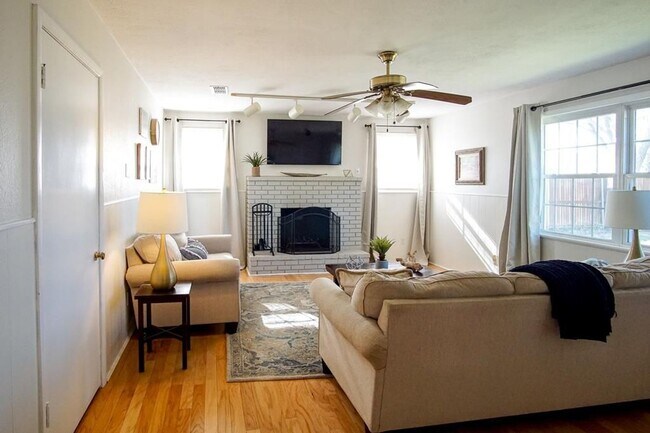Building Photo - 3 bed 2 bath Single family Home COMING SOO...