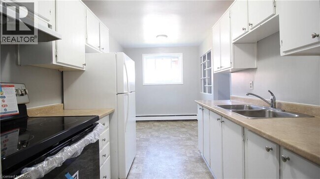 Building Photo - 529 Parkside Dr
