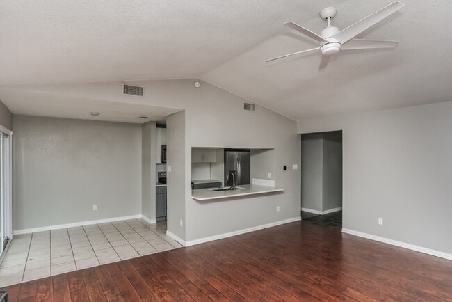 Foto del edificio - 2114 High Bluff Dr