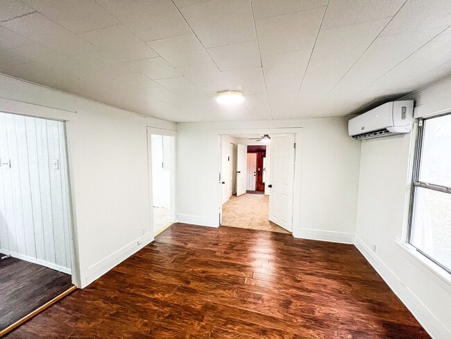 Building Photo - Charming 2 Bed, 1 Bath Home with Modern Kitchen