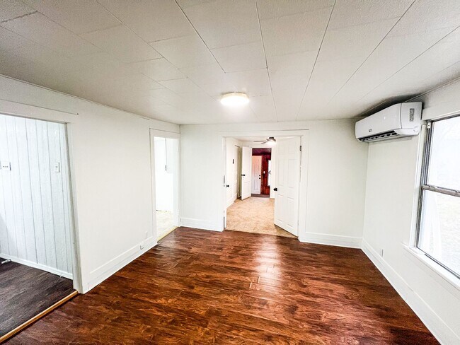 Foto del edificio - Charming 2 Bed, 1 Bath Home with Modern Kitchen