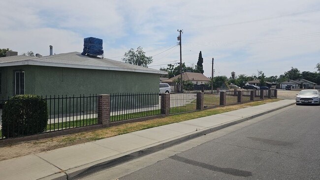 Building Photo - Available Now | 3 Bd 1 Ba Home in East Bak...