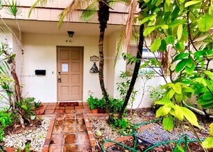Building Photo - 3107 N Palm Aire Dr