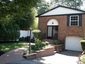 Building Photo - 4924 Express Dr S