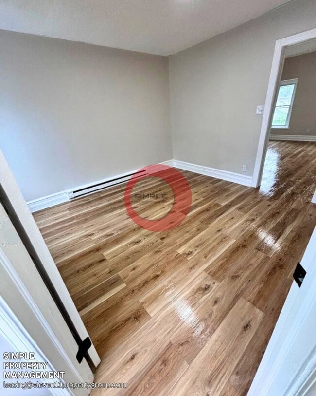 Foto del edificio - Massive 5 bedroom 1 bath house with fence in yard