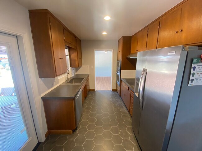 Building Photo - 1435 Roxanne Dr