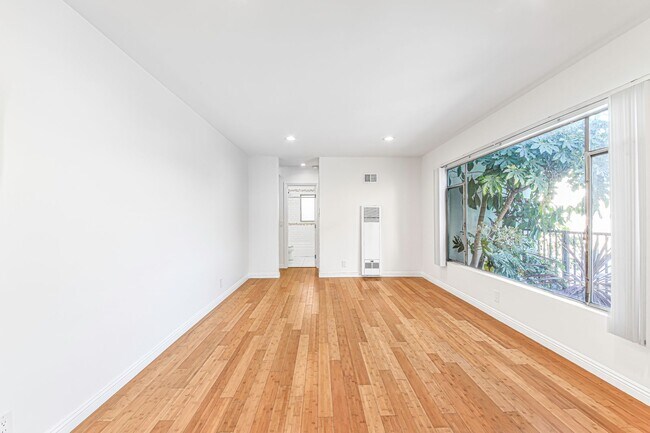 Foto del edificio - 809 Flora Dr