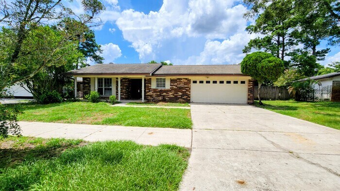 Foto principal - Welcome to this charming 3-bedroom, 2-bath...