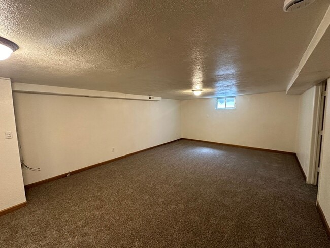 Building Photo - LOCATION LOCATION!! 2-Bed/1-Bath apartment...