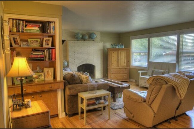 Foto del edificio - Available June 5th Spacious 3 Bedroom Rancher with Finished Basement & Beautiful Upgrades