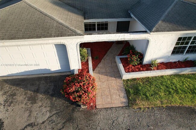 Foto del edificio - 8250 Southampton Dr