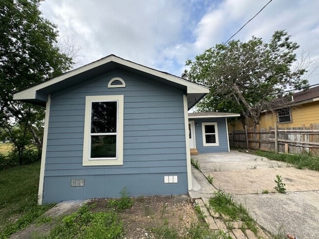 Building Photo - Move in June 10th 2025!! Beautiful  3 bedr...