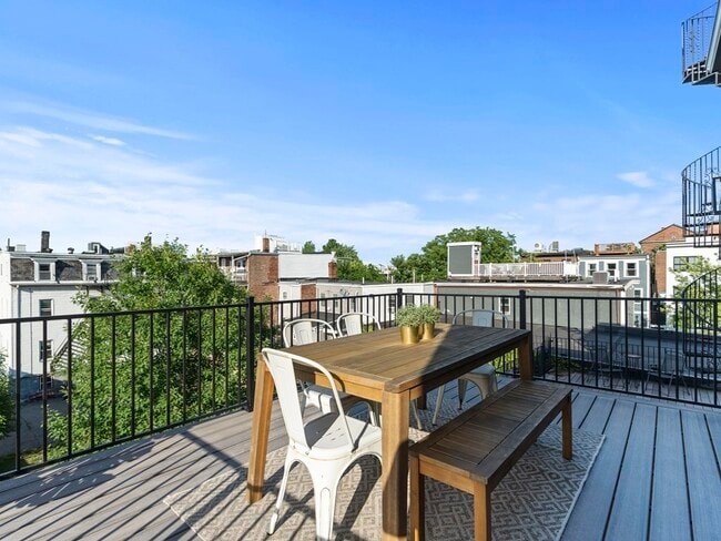 Building Photo - 324 Sumner St