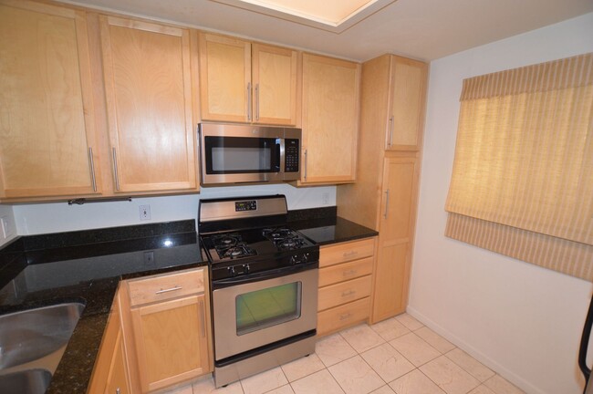 Building Photo - Meridian Unfurnished 2 Bed | 2 Bath Top Fl...