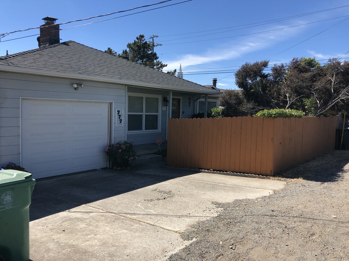 Primary Photo - 777 La Paloma Rd