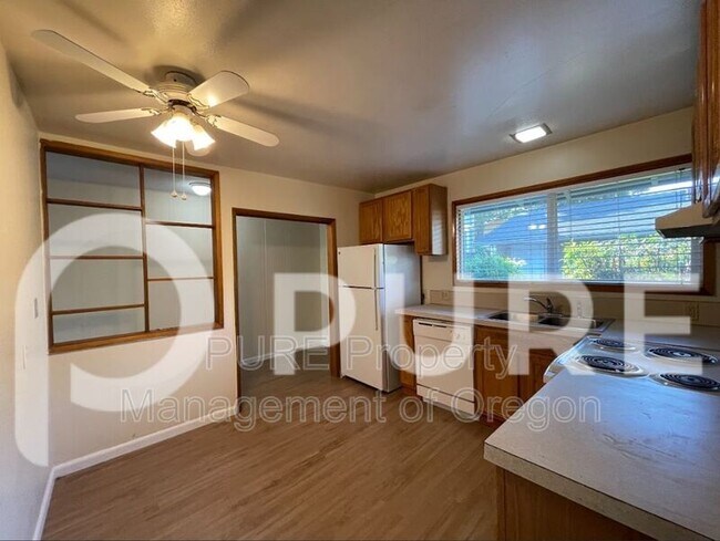 Building Photo - 14368 SE Lee Ave