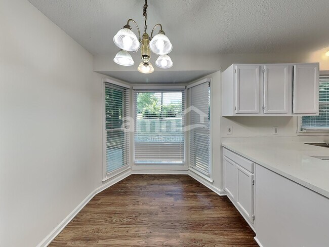 Foto del edificio - 2601 Briar Ridge Dr