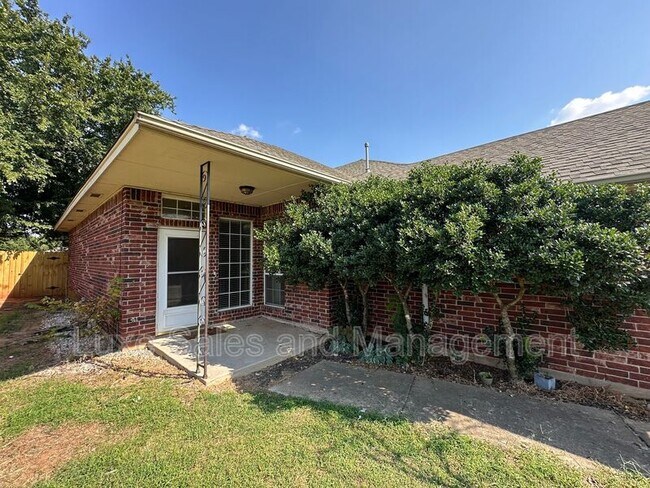 Foto del edificio - 706 Rockridge Cir