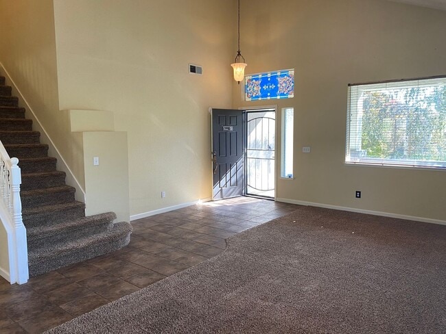 Building Photo - Large & Spacious Tri-Level Home