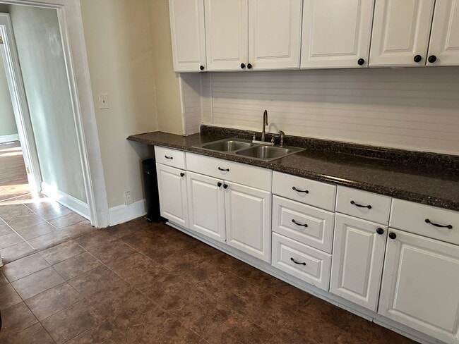 Building Photo - Adorable One Bedroom Duplex Near Plaza Midwood!