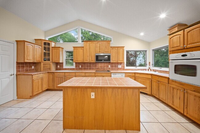 Foto del edificio - Asheville Mountain Home with Biltmore Views | 3BR + Office & Expansive Scenic Deck