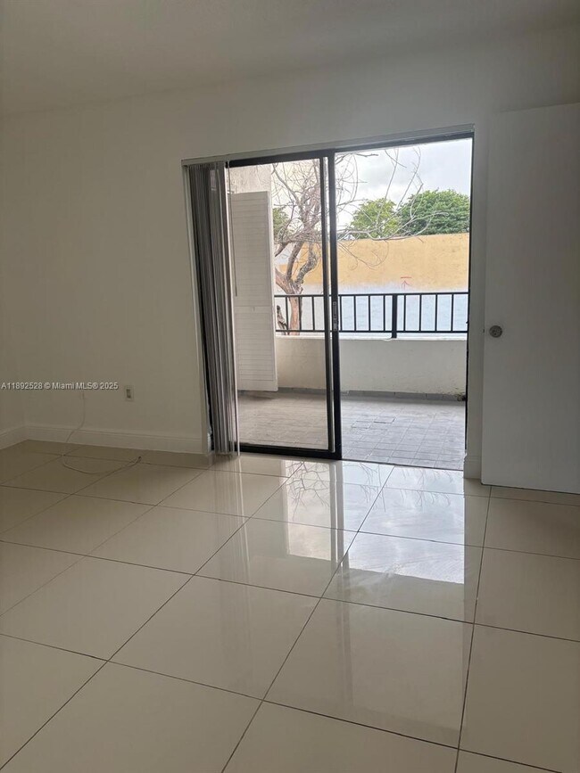 Foto del edificio - 10835 NW 7th St