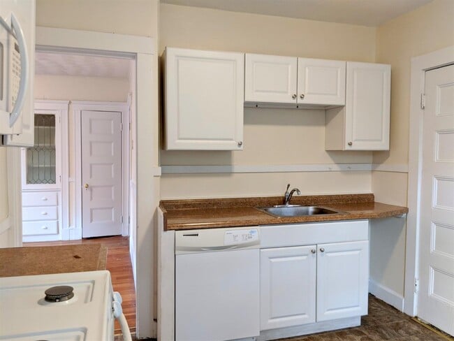 Building Photo - 8 Sanborn Ave