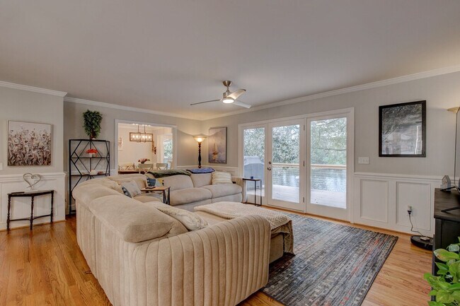 Foto del edificio - 3148 Travis Ct