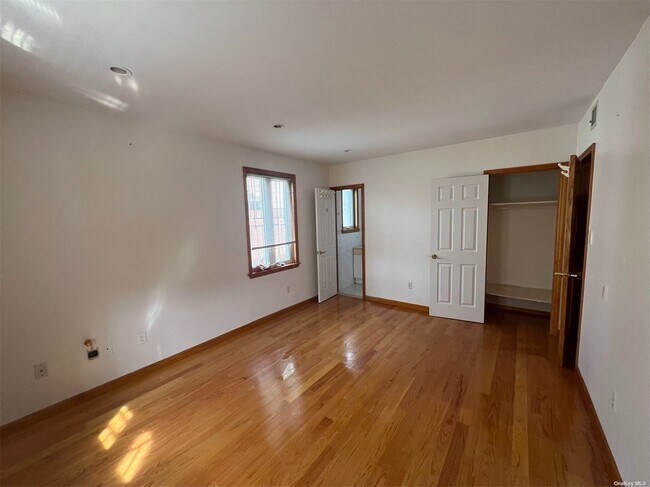 Foto del edificio - 140-24 Oak Ave
