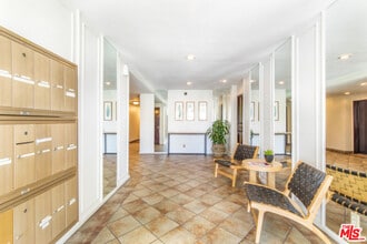 Building Photo - 165 N Swall Dr