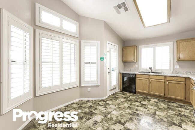Foto del edificio - 6125 Wild Berry Dr