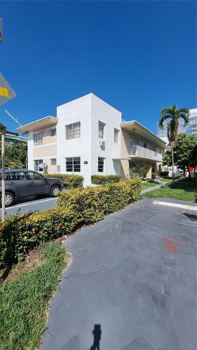 Foto del edificio - 9041 Harding Ave