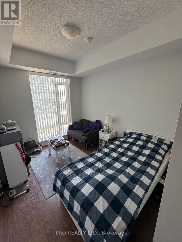 Photo du bâtiment - 2560-2560 Eglinton Ave W