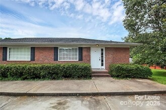 Building Photo - 1005 Rainbow Dr