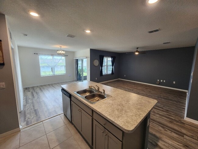 Foto del edificio - Coastal Woods Lakefront Home